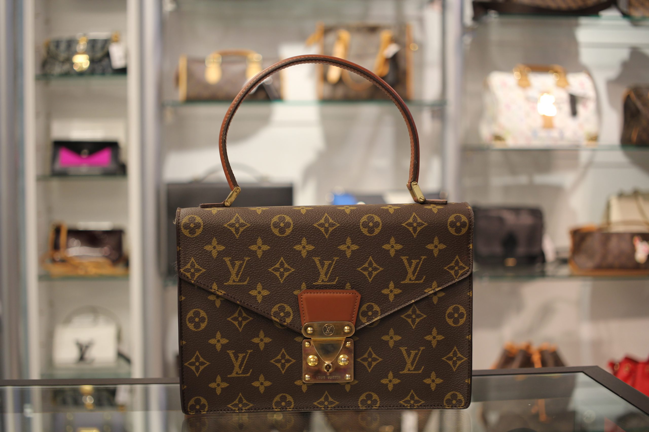 付属品は鍵が２つと保存袋です【週末大特価】LOUIS VUITTON ルイヴィトン コンコルド ハンドバッグ